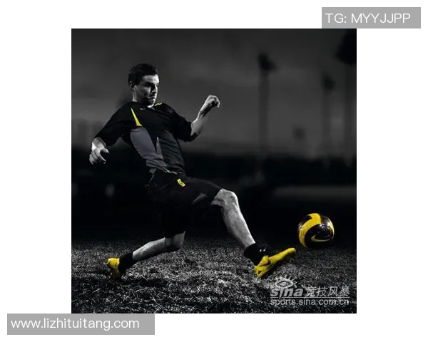 足球明星训练鞋时尚搭配女孩的运动魅力展现与风格解析